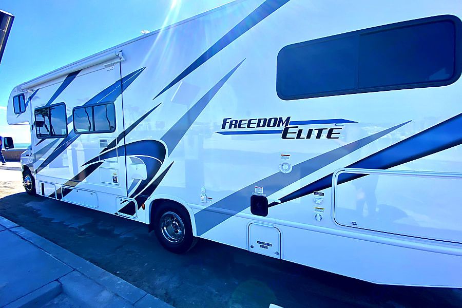 Photo 14 - 2021 Thor Motor Coach Class C Motorhome rental photo 16