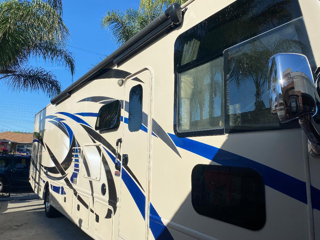 Photo 0 - 2015 Thor Class A Motorhome rental photo 2