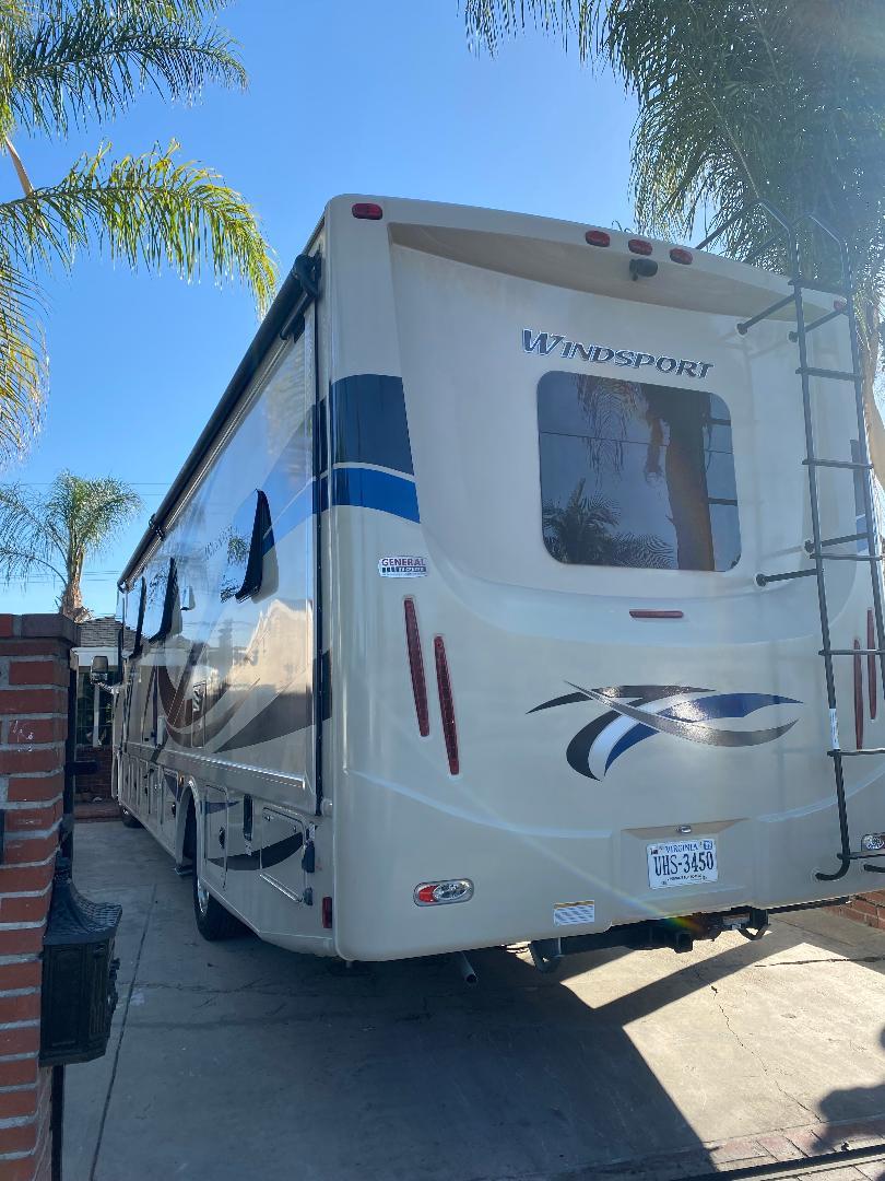 Photo 1 - 2015 Thor Class A Motorhome rental photo 3