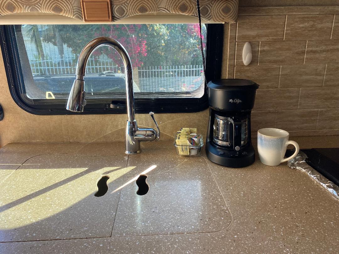 Photo 15 - 2015 Thor Class A Motorhome rental photo 17