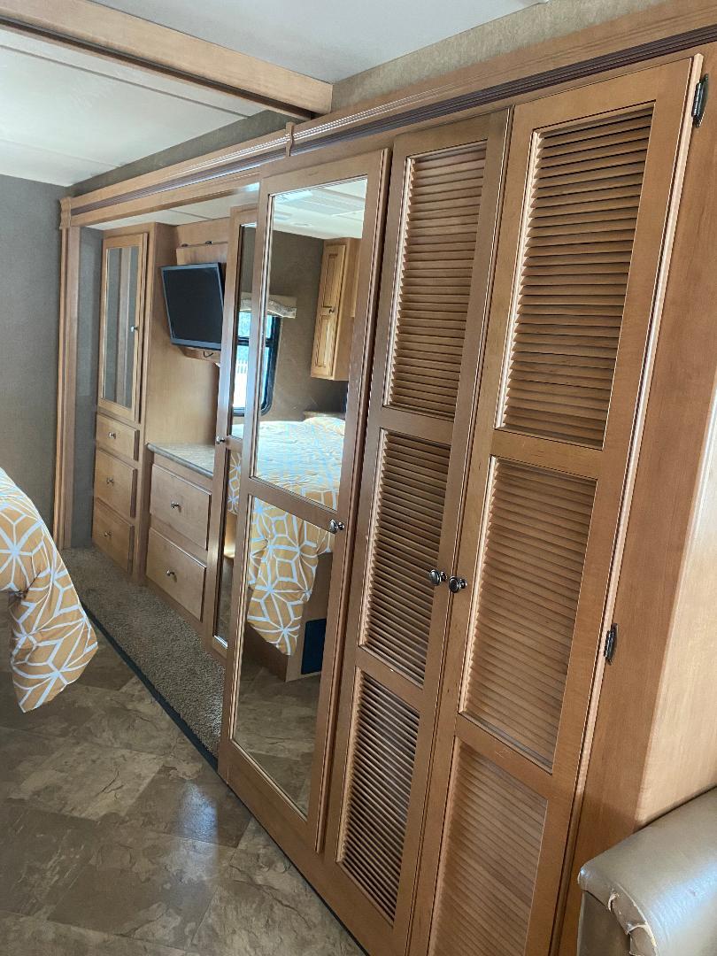 Photo 16 - 2015 Thor Class A Motorhome rental photo 18