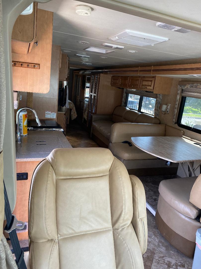 Photo 20 - 2015 Thor Class A Motorhome rental photo 22