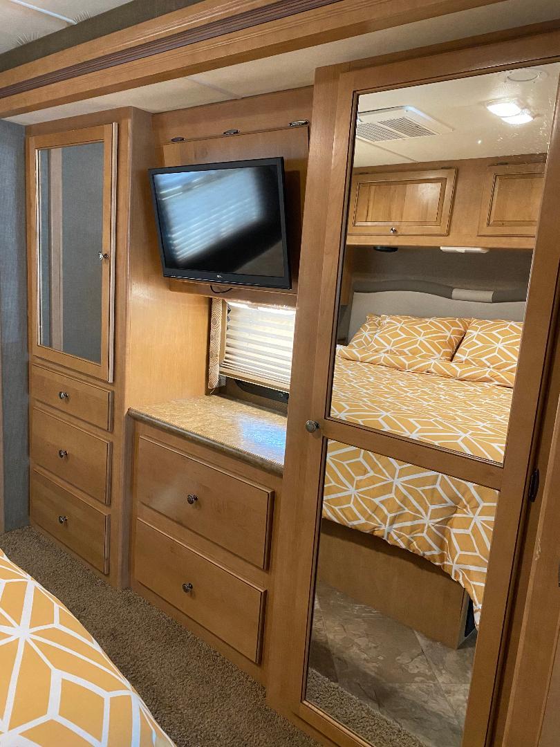Photo 21 - 2015 Thor Class A Motorhome rental photo 23