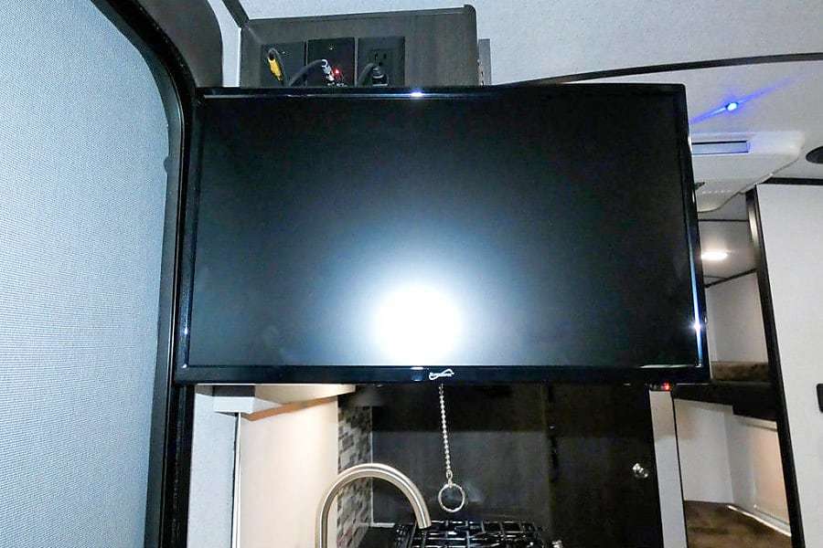 Photo 7 - 2021 Genesis Supreme Travel Trailer rental photo 9