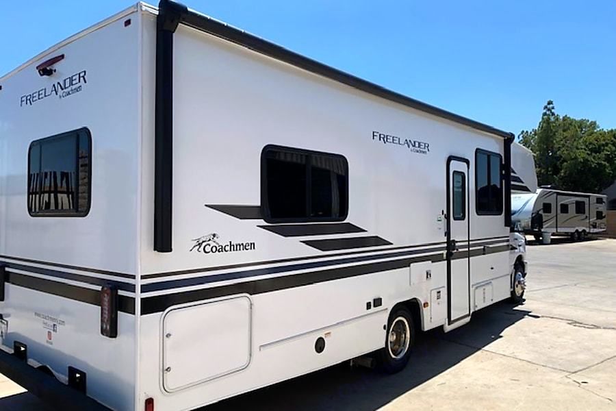 Photo 14 - 2021 Coachmen Class C Motorhome rental photo 16