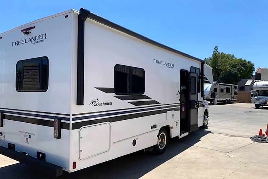 Photo 15 - 2021 Coachmen Class C Motorhome rental photo 17