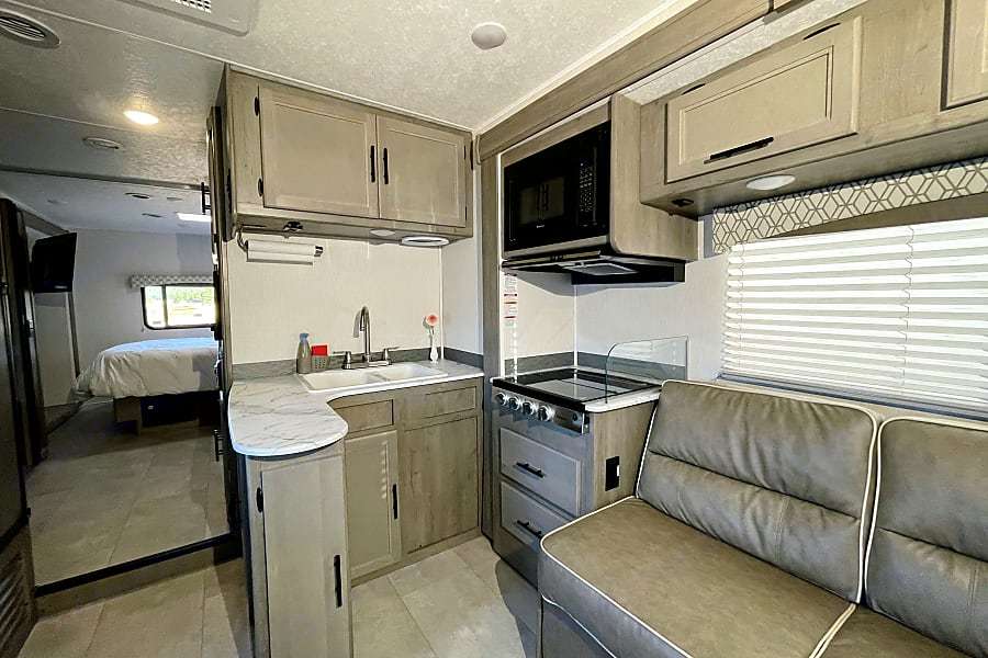 Photo 5 - 2021 Coachmen Class C Motorhome rental photo 7