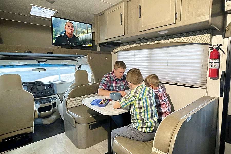 Photo 18 - 2021 Coachmen Class C Motorhome rental photo 20