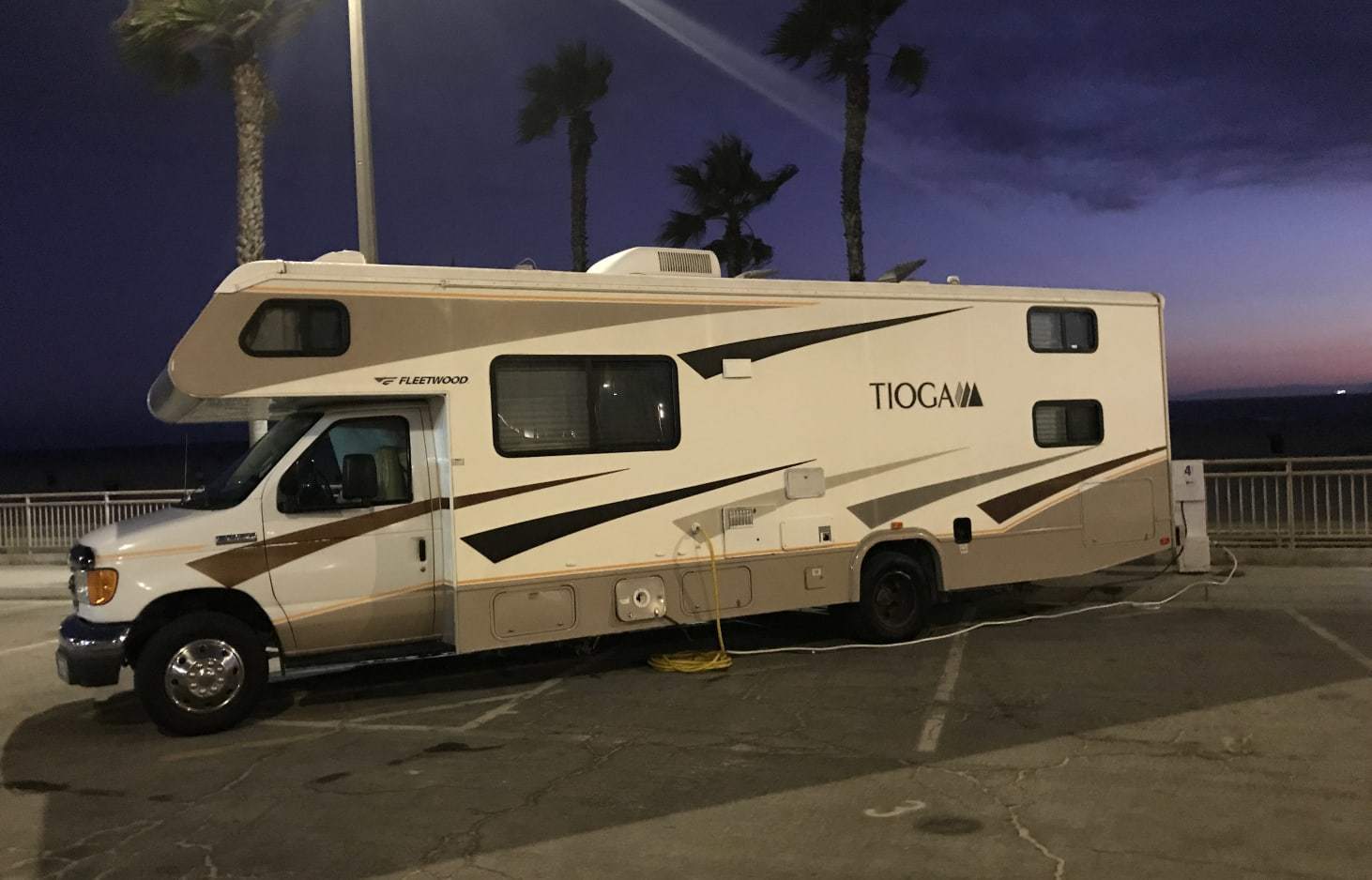 Photo 0 - 2007 Fleetwood Class C Motorhome rental photo 8