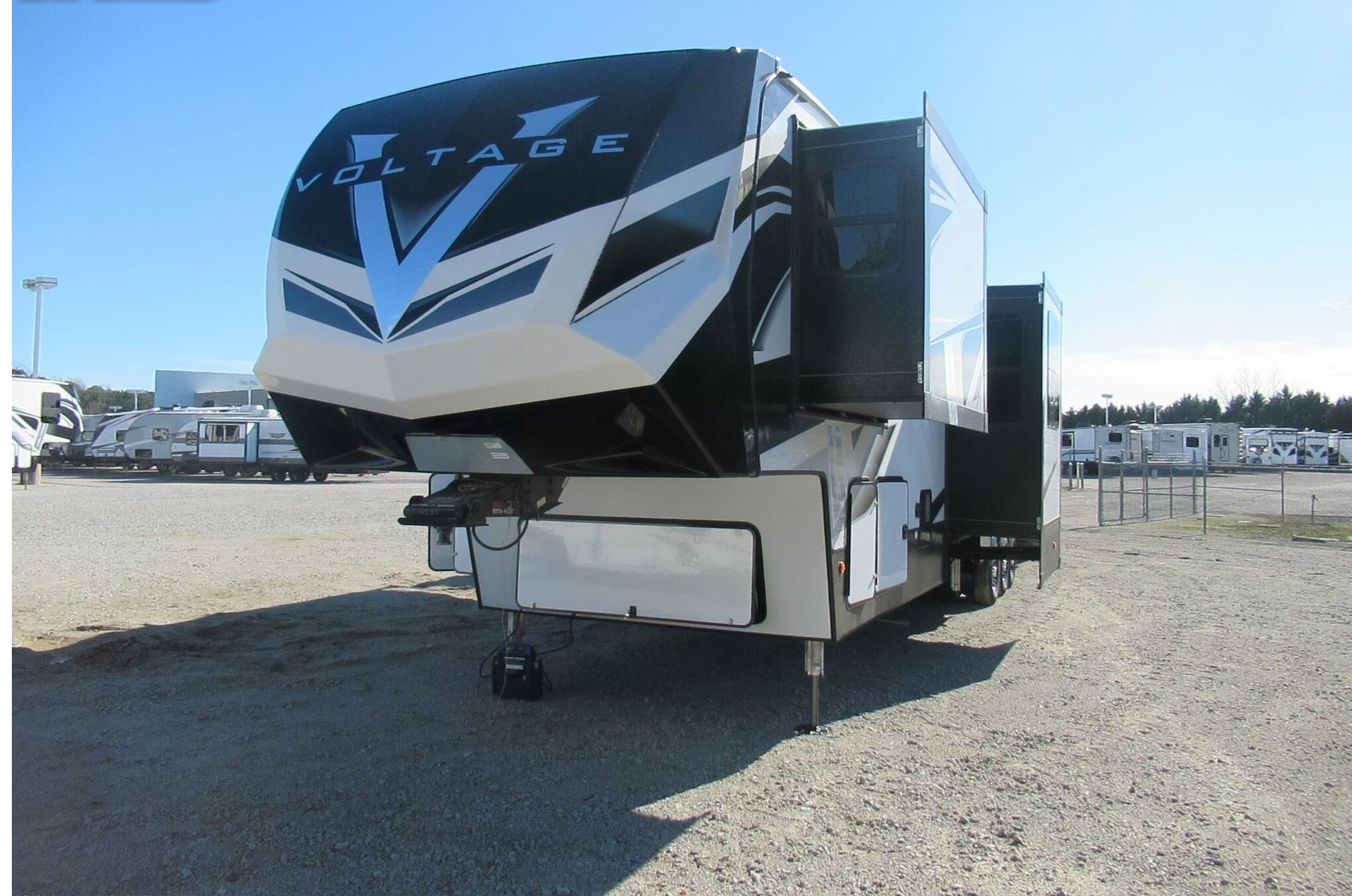 Photo 2 - 2022 Dutchman Toy Hauler rental photo 4