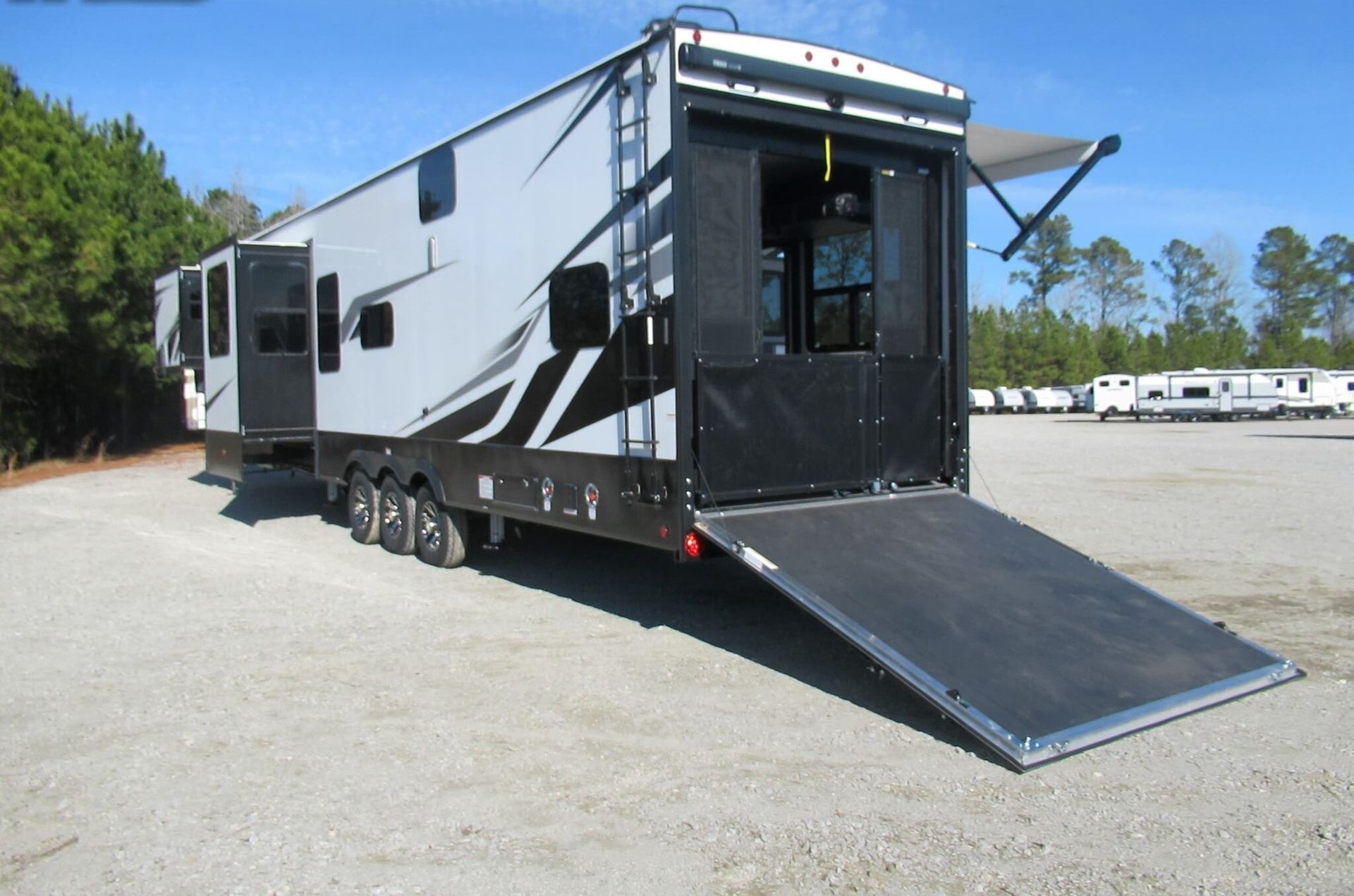 Photo 3 - 2022 Dutchman Toy Hauler rental photo 5