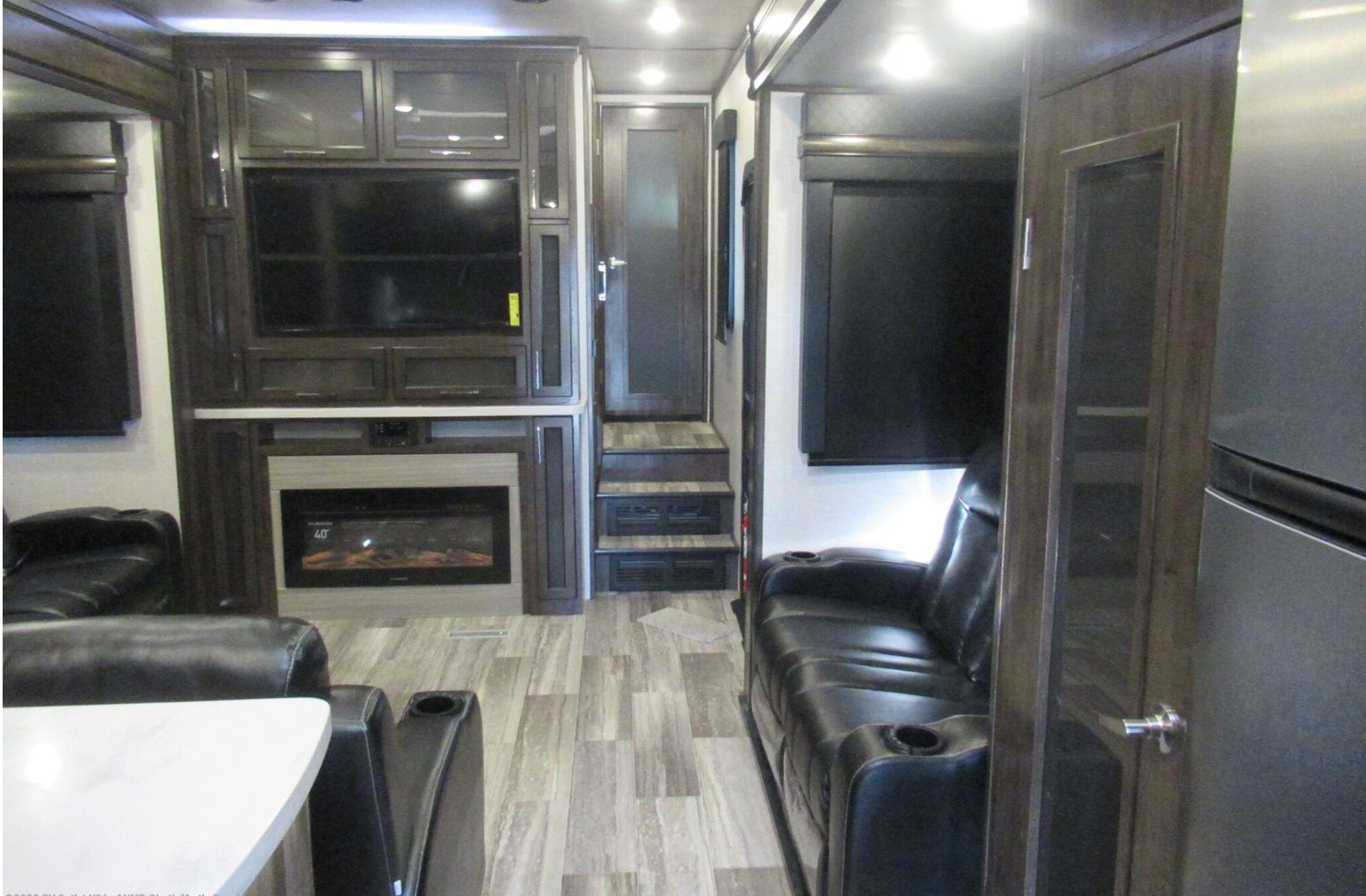 Photo 19 - 2022 Dutchman Toy Hauler rental photo 21