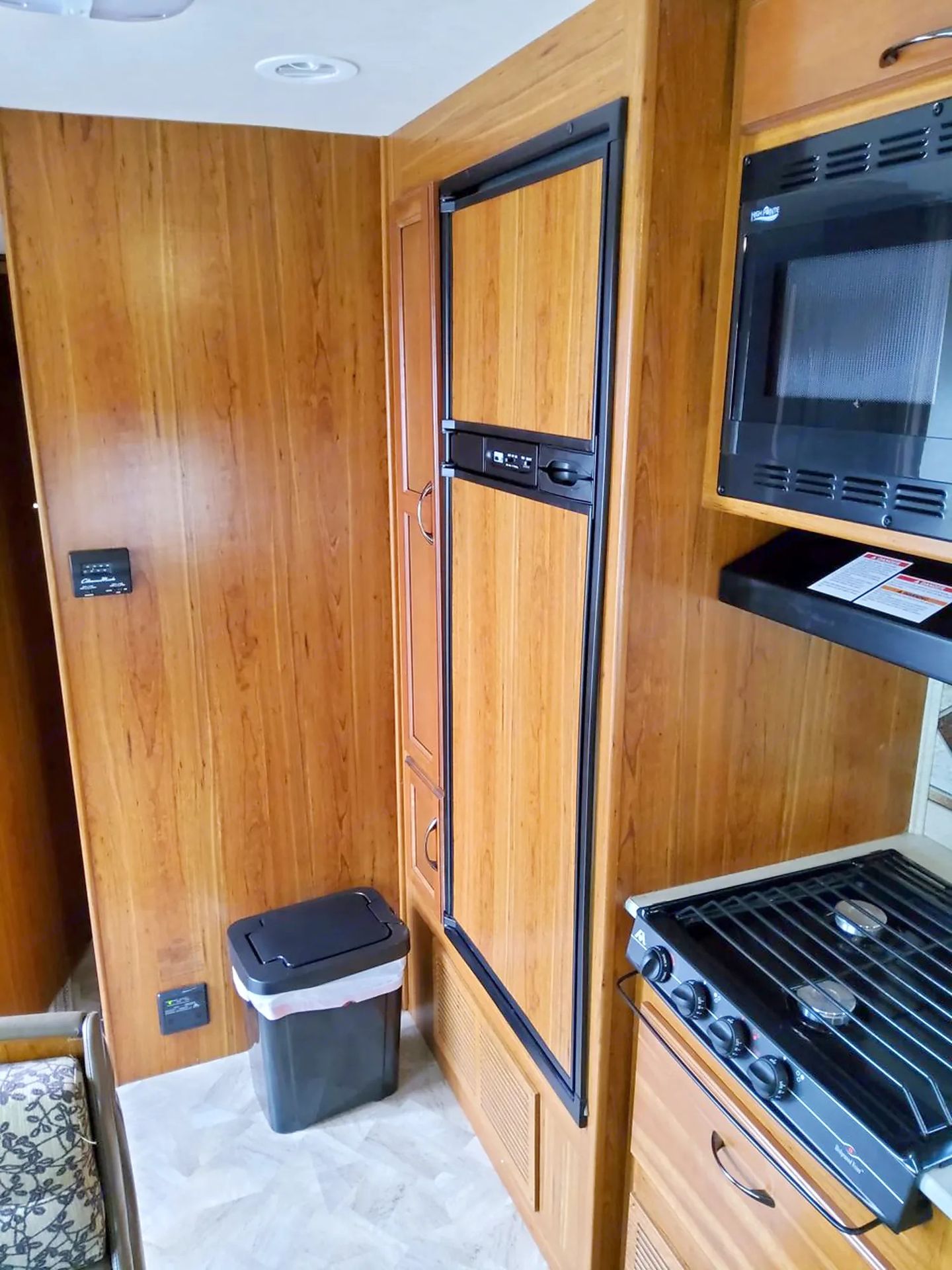 Photo 9 - 2016 Jayco Class C Motorhome rental photo 11