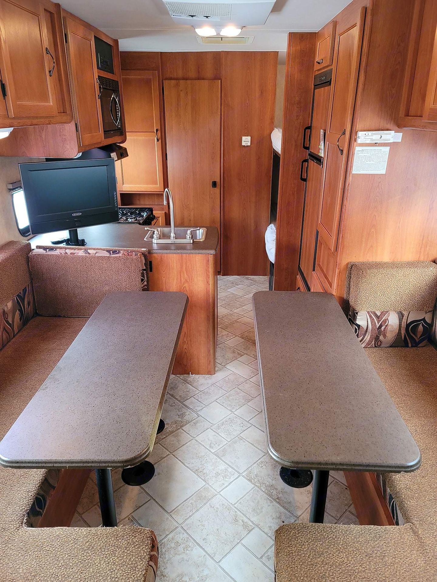 Photo 16 - 2011 Coachmen Class C Motorhome rental photo 18