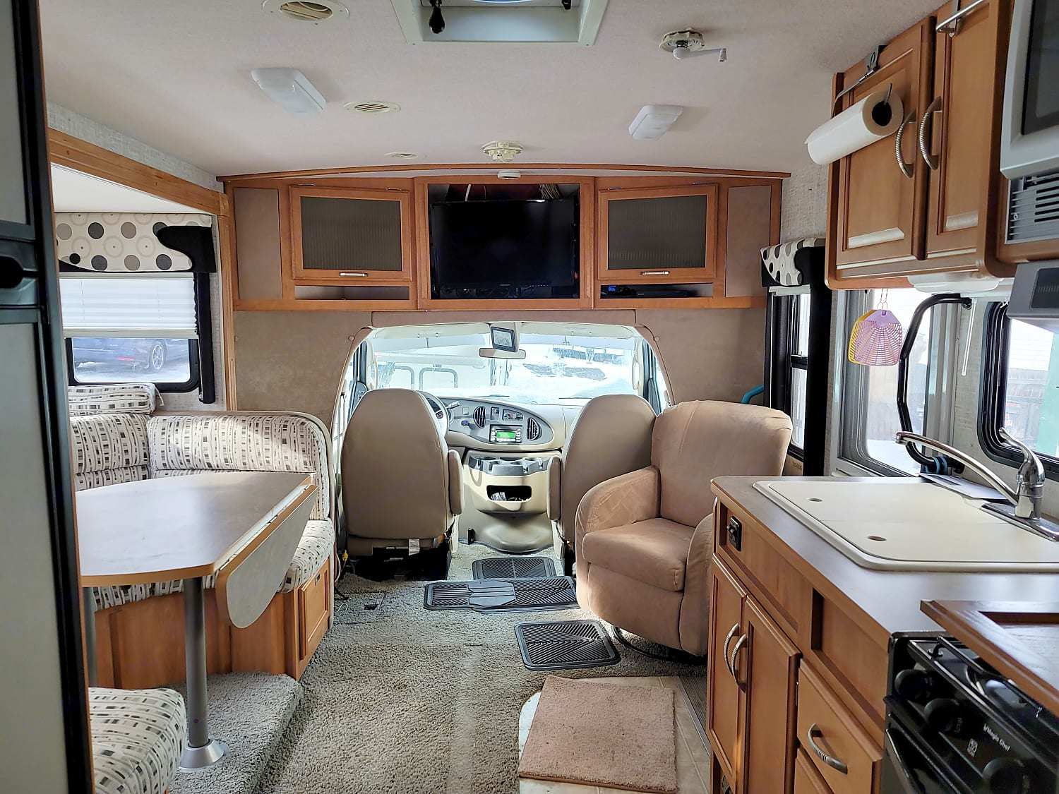 Photo 4 - 2007 Winnebago Class C Motorhome rental photo 6