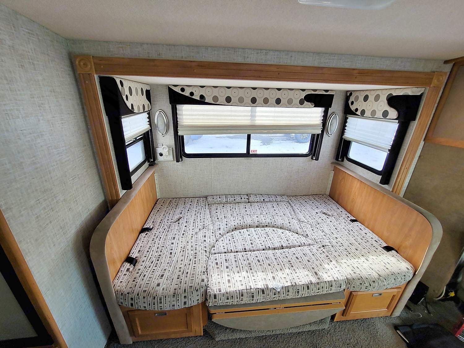 Photo 6 - 2007 Winnebago Class C Motorhome rental photo 8