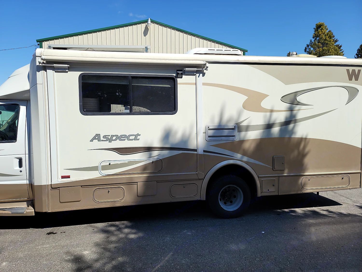 Photo 10 - 2007 Winnebago Class C Motorhome rental photo 12