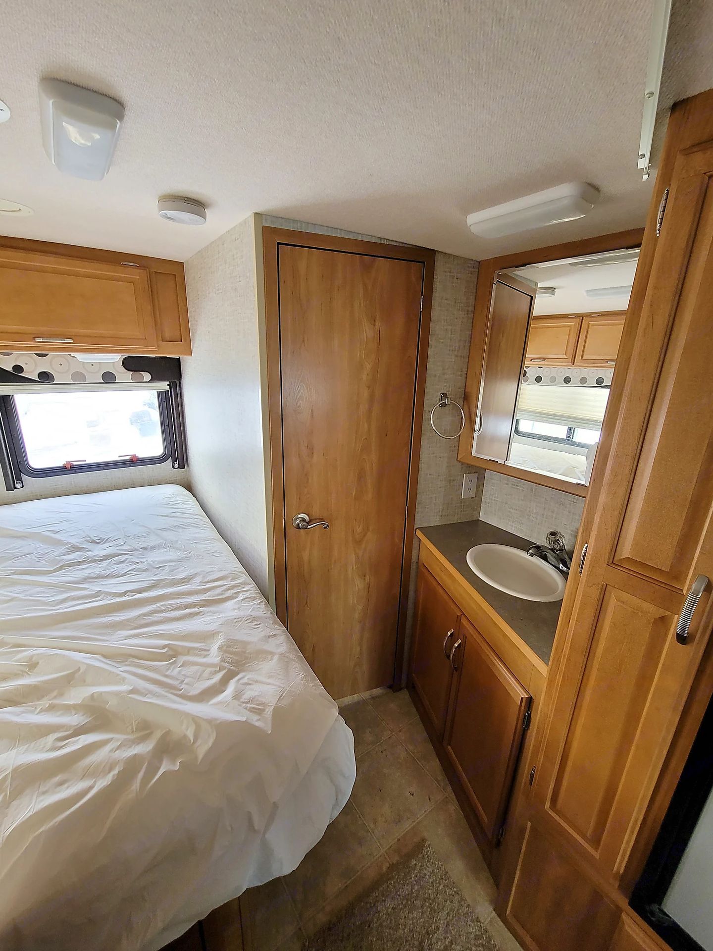 Photo 12 - 2007 Winnebago Class C Motorhome rental photo 14