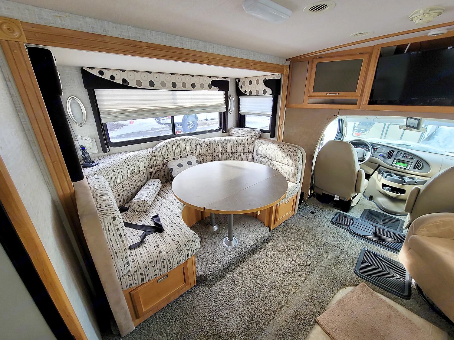 Photo 17 - 2007 Winnebago Class C Motorhome rental photo 19