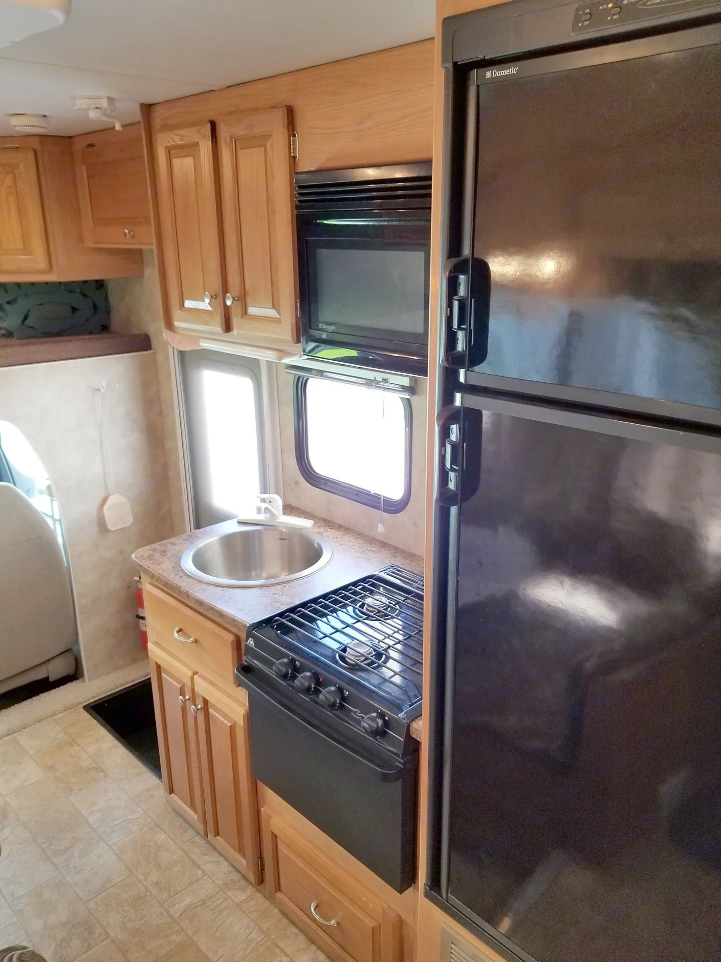 Photo 11 - 2008 Gulf Stream Class C Motorhome rental photo 13