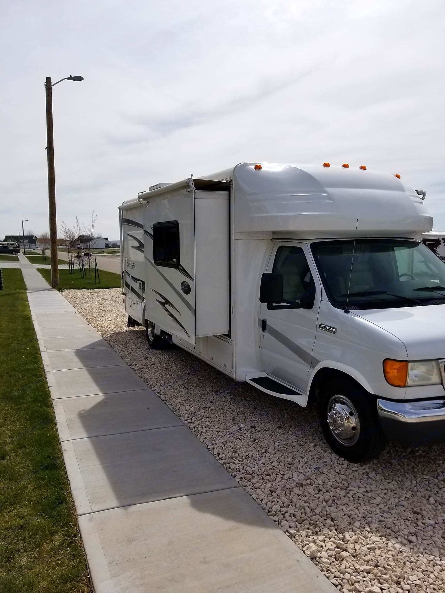 Photo 3 - 2006 Gulf Stream Class C Motorhome rental photo 5