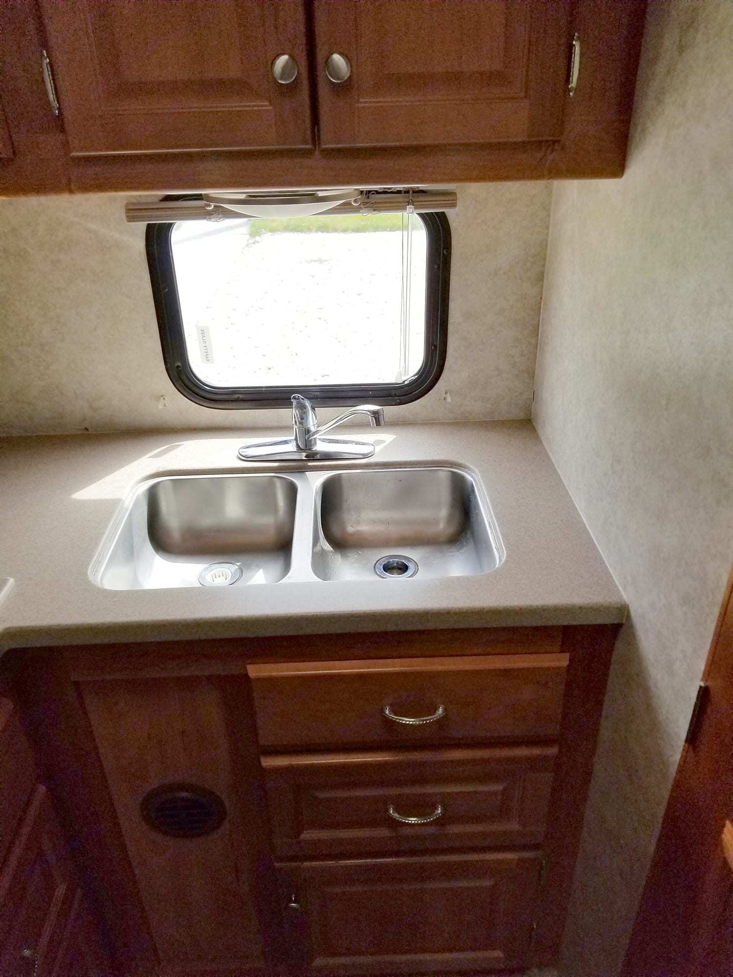 Photo 5 - 2006 Gulf Stream Class C Motorhome rental photo 7