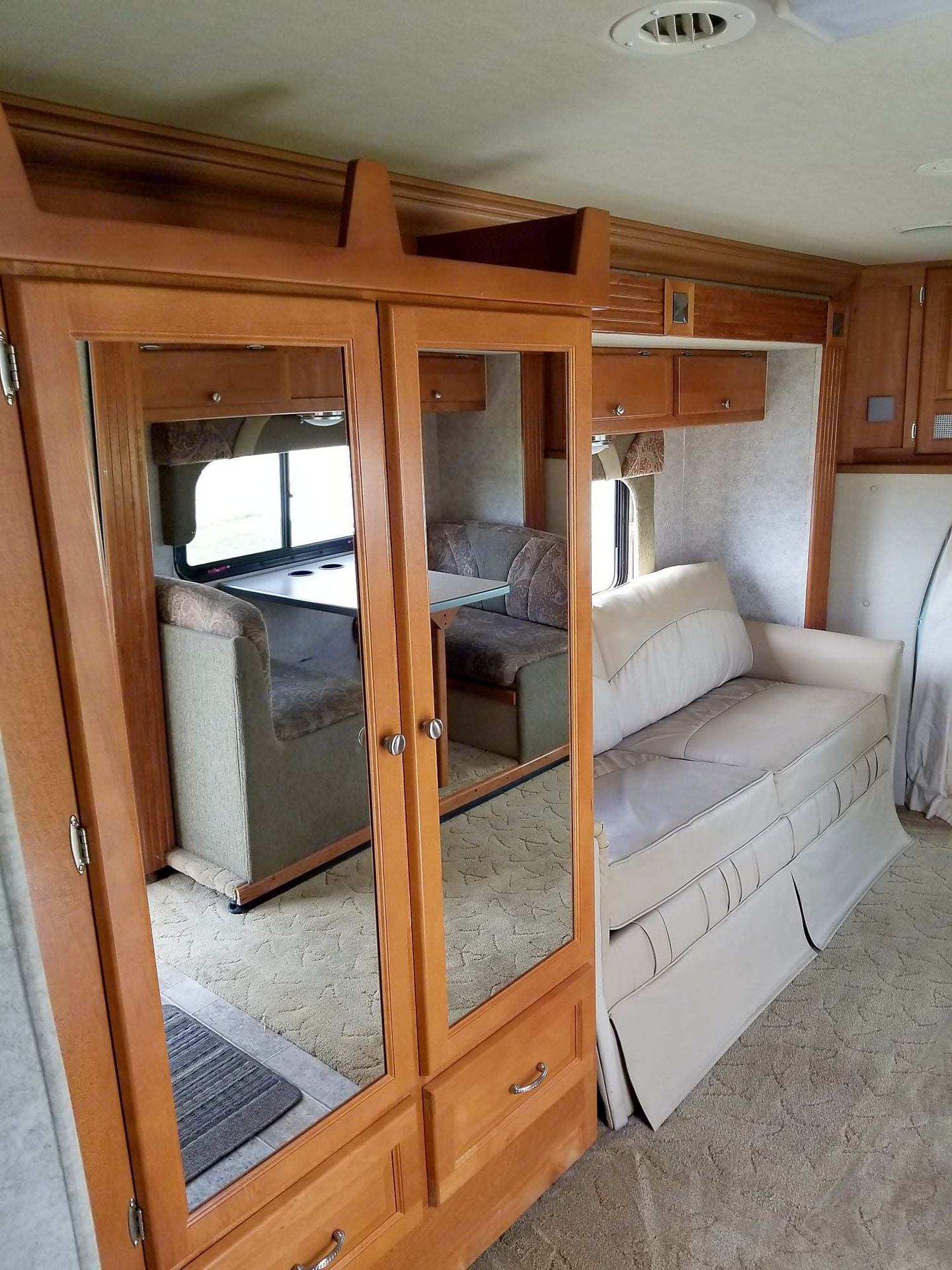 Photo 8 - 2006 Gulf Stream Class C Motorhome rental photo 10