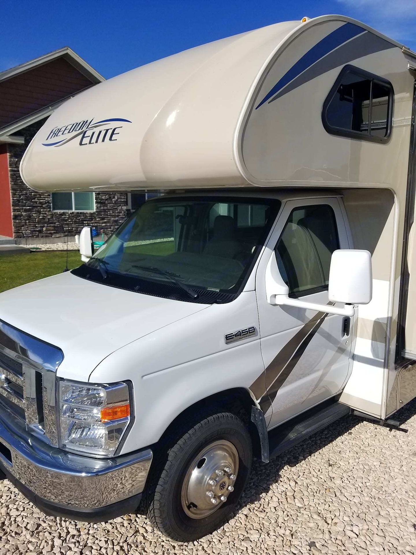 Photo 14 - 2018 Thor Motor Coach Class C Motorhome rental photo 16