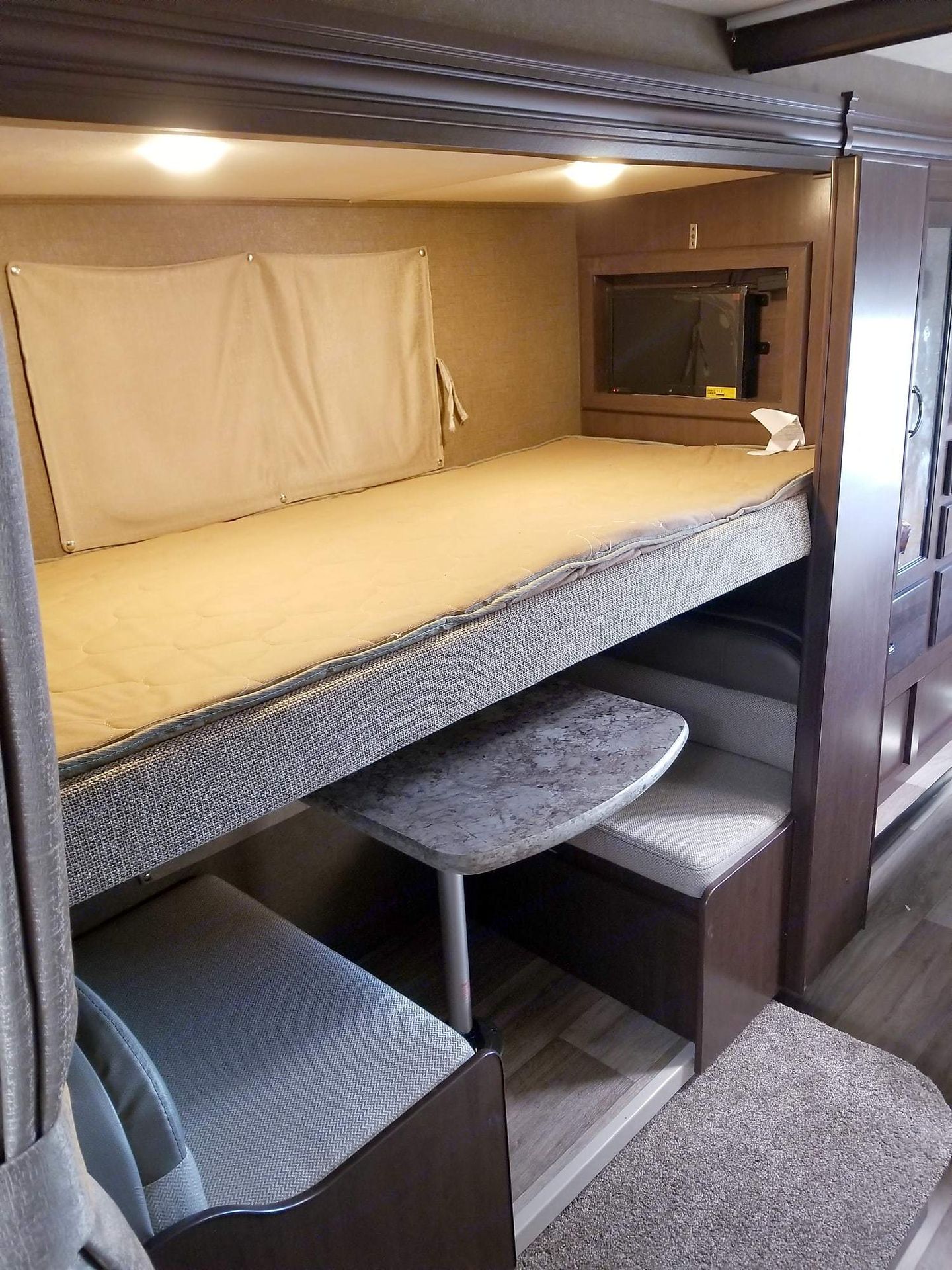 Photo 15 - 2018 Thor Motor Coach Class C Motorhome rental photo 17