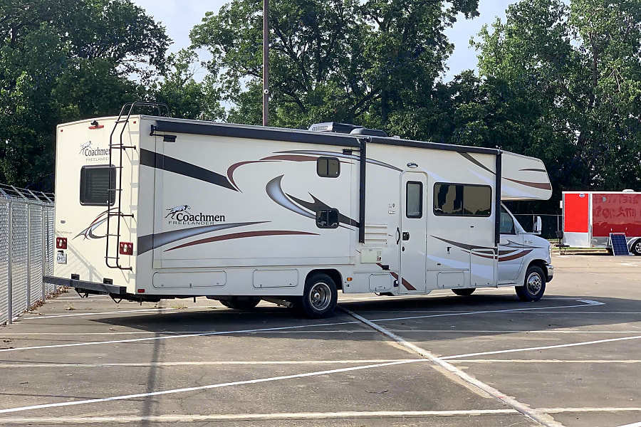 Photo 10 - 2016 Coachmen Class C Motorhome rental photo 12