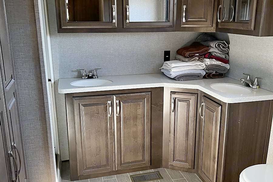 Photo 2 - 2019 Keystone Fifth Wheel rental photo 4