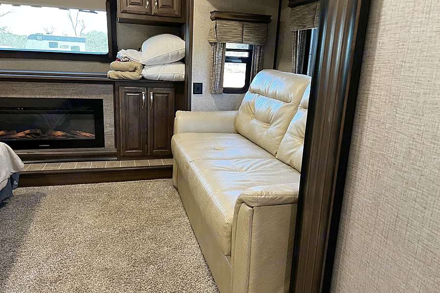 Photo 7 - 2019 Keystone Fifth Wheel rental photo 9