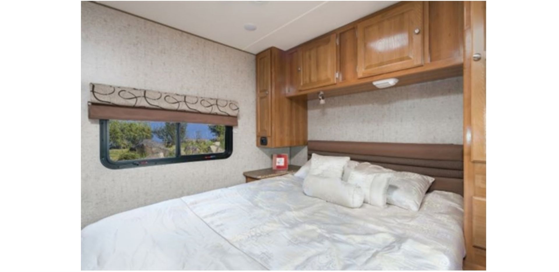 Photo 7 - 2019 Thor Class C Motorhome rental photo 9