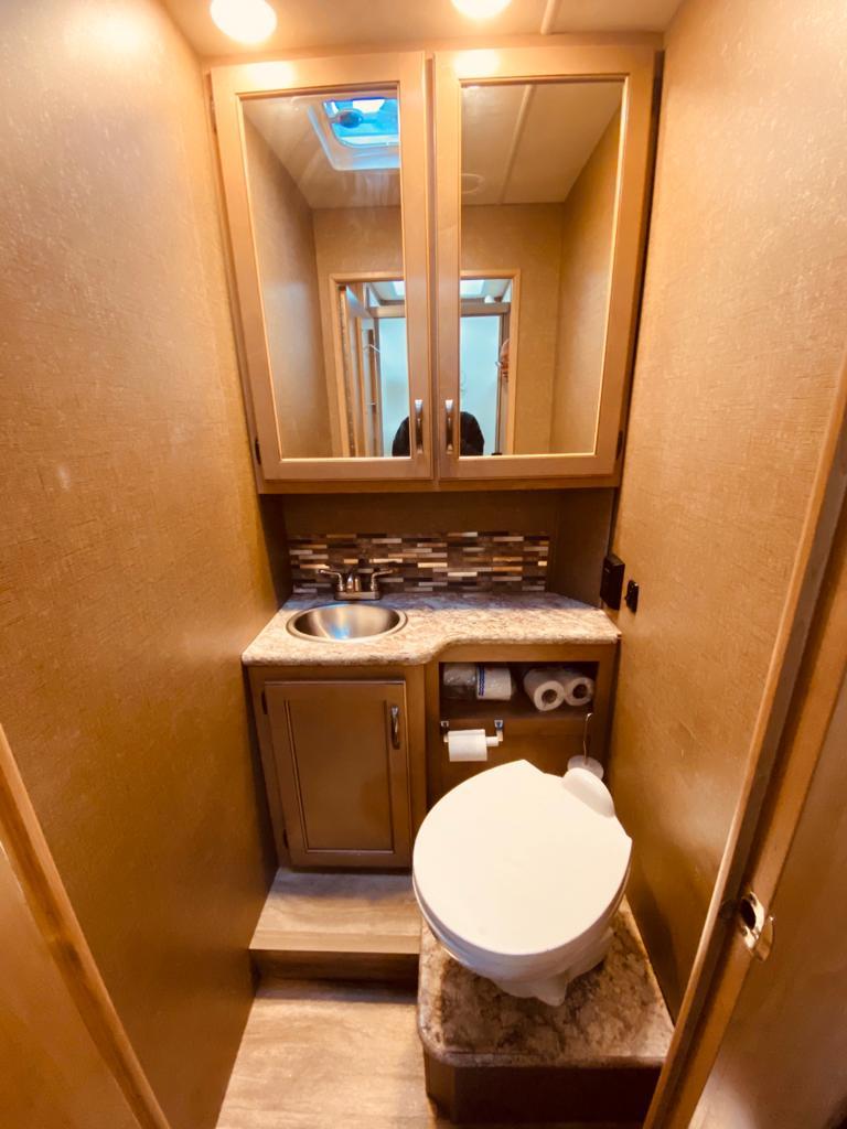 Photo 9 - 2019 Thor Class C Motorhome rental photo 11