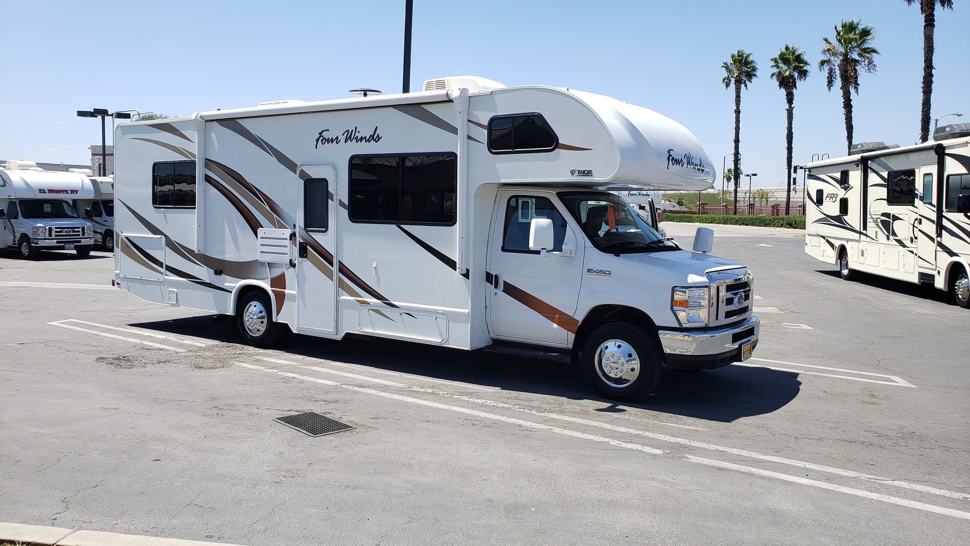 Photo 14 - 2019 Thor Class C Motorhome rental photo 16