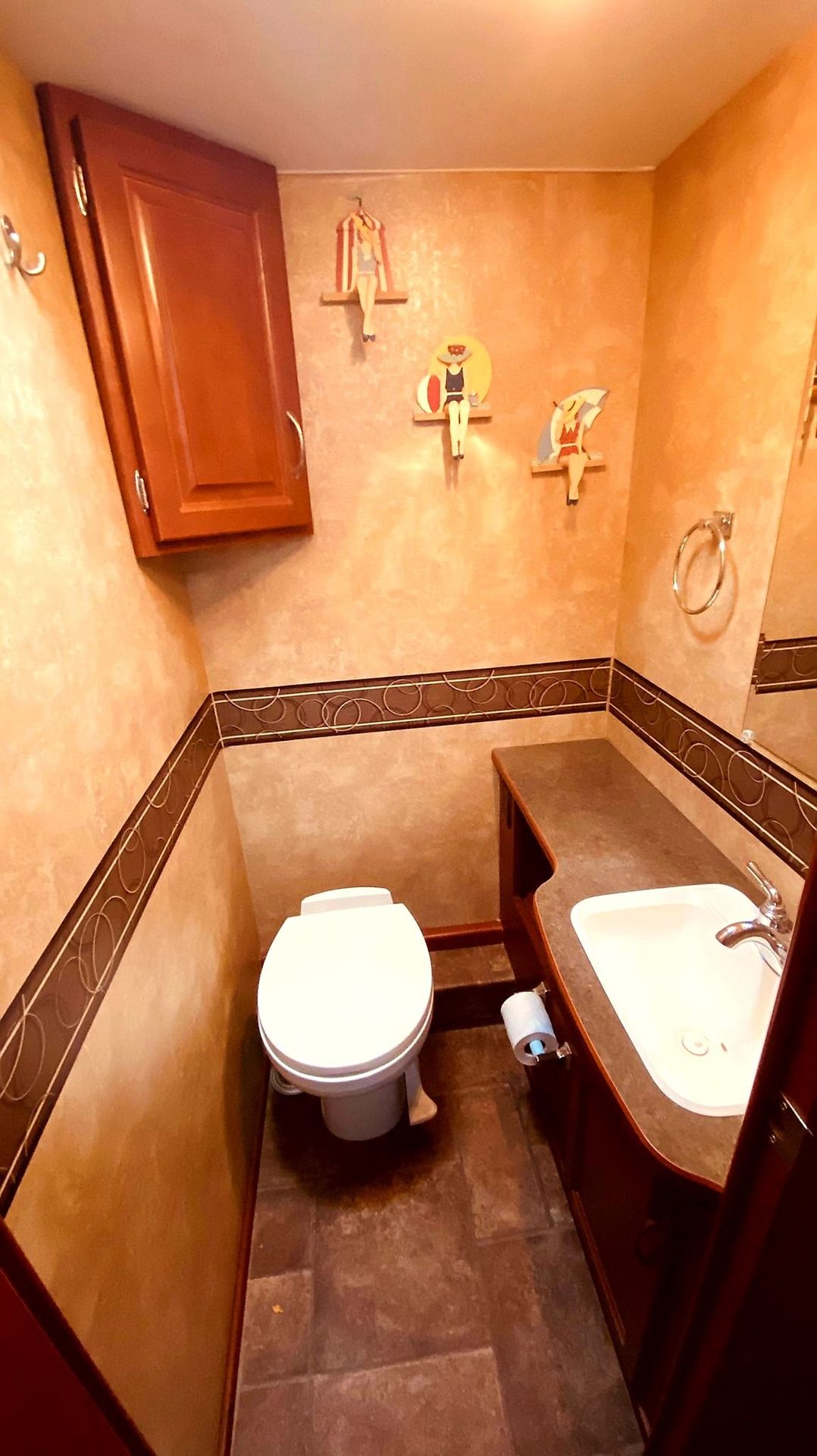 Photo 9 - 2015 Winnebago Industries, Inc. Class C Motorhome rental photo 11