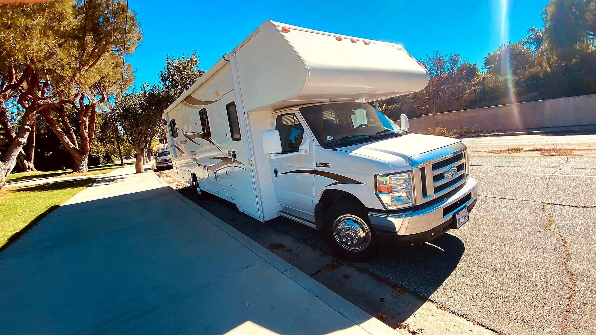 Photo 19 - 2015 Winnebago Industries, Inc. Class C Motorhome rental photo 21