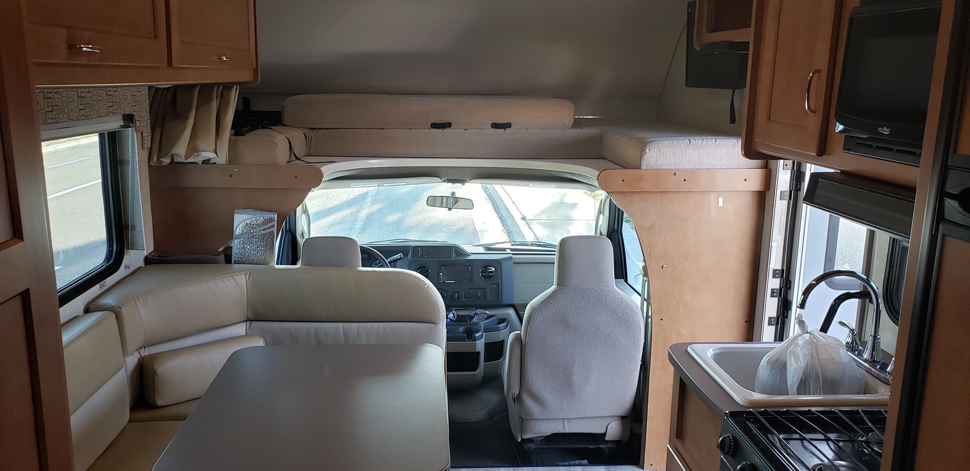 Photo 8 - 2017 Winnebago Industries, Inc. Class C Motorhome rental photo 10