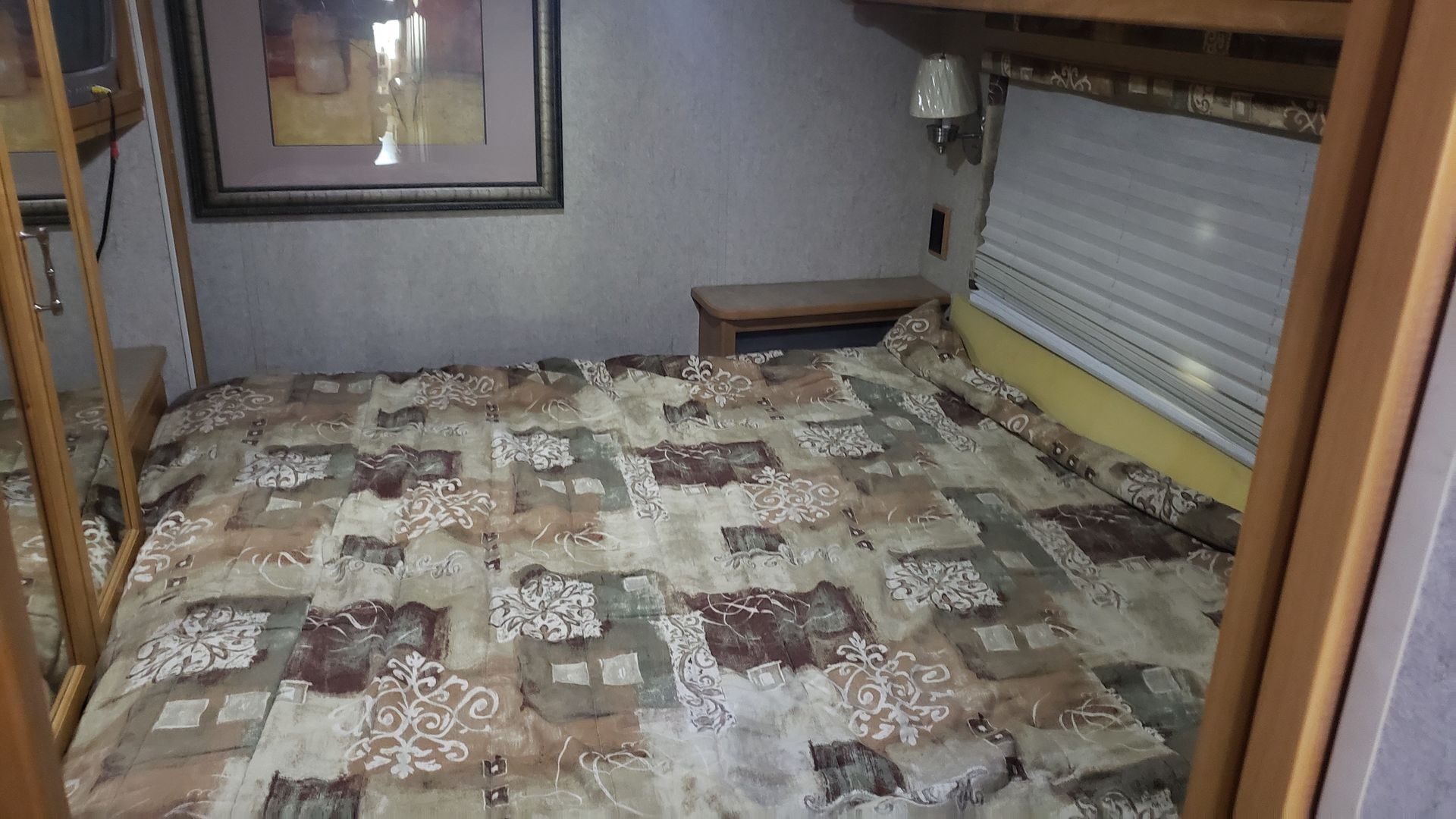 Photo 13 - 2007 Winnebago Industries, Inc. Class A Motorhome rental photo 15