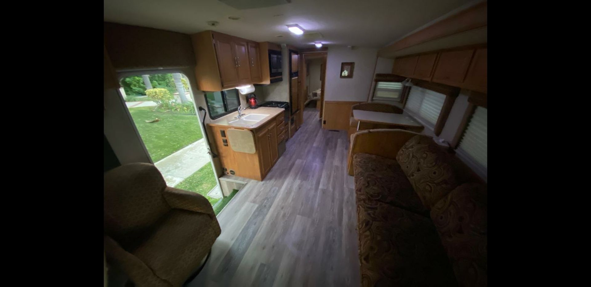 Photo 14 - 2007 Winnebago Industries, Inc. Class A Motorhome rental photo 16