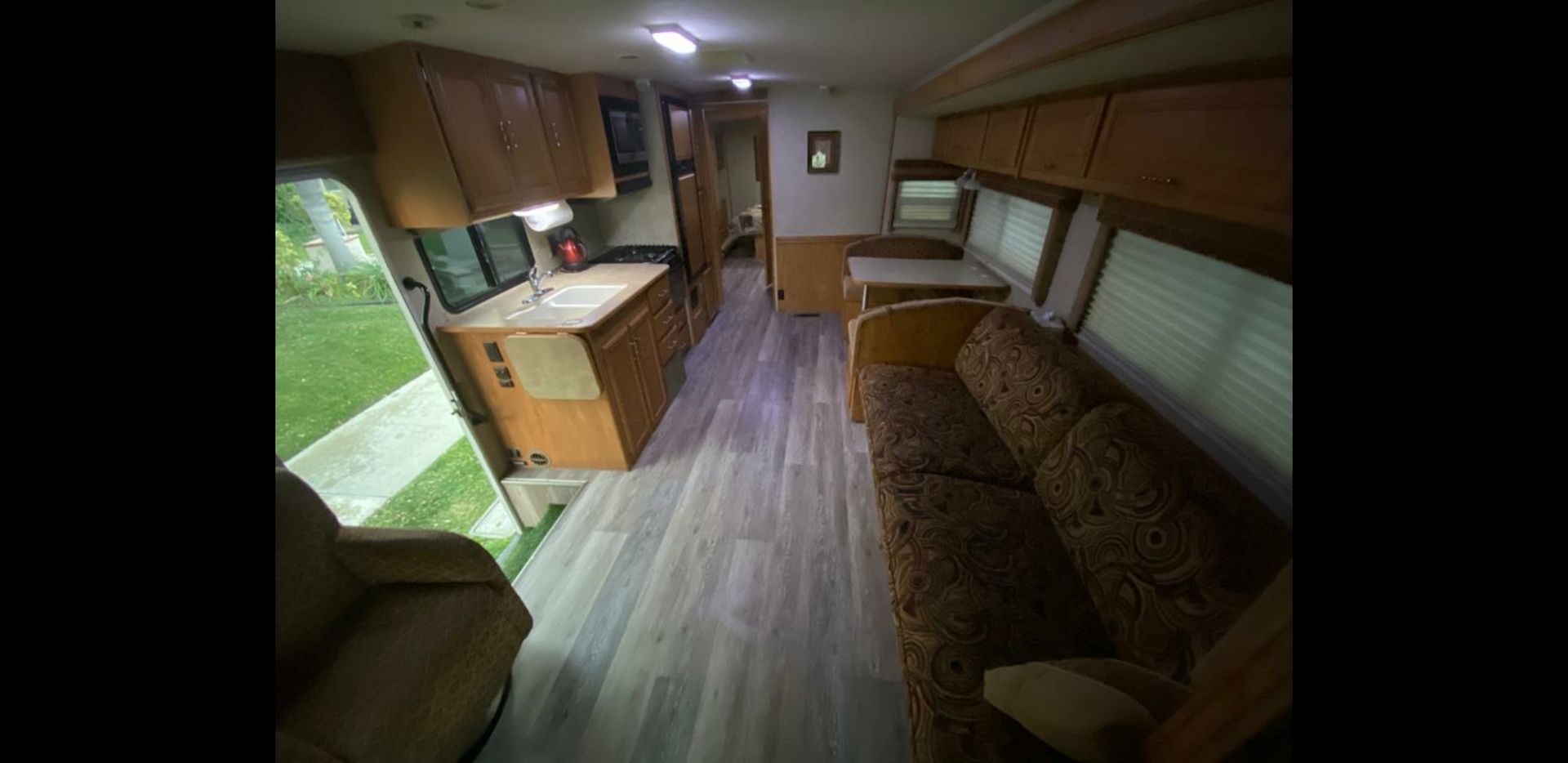 Photo 15 - 2007 Winnebago Industries, Inc. Class A Motorhome rental photo 17