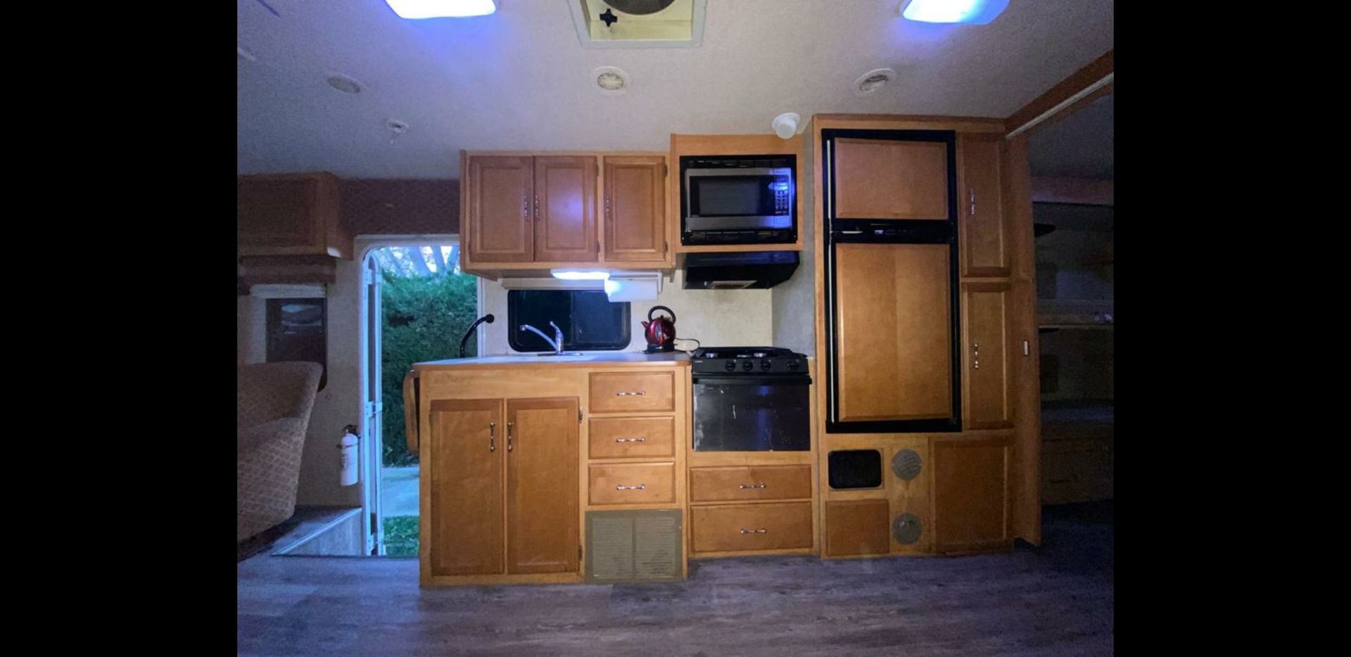 Photo 35 - 2007 Winnebago Industries, Inc. Class A Motorhome rental photo 37