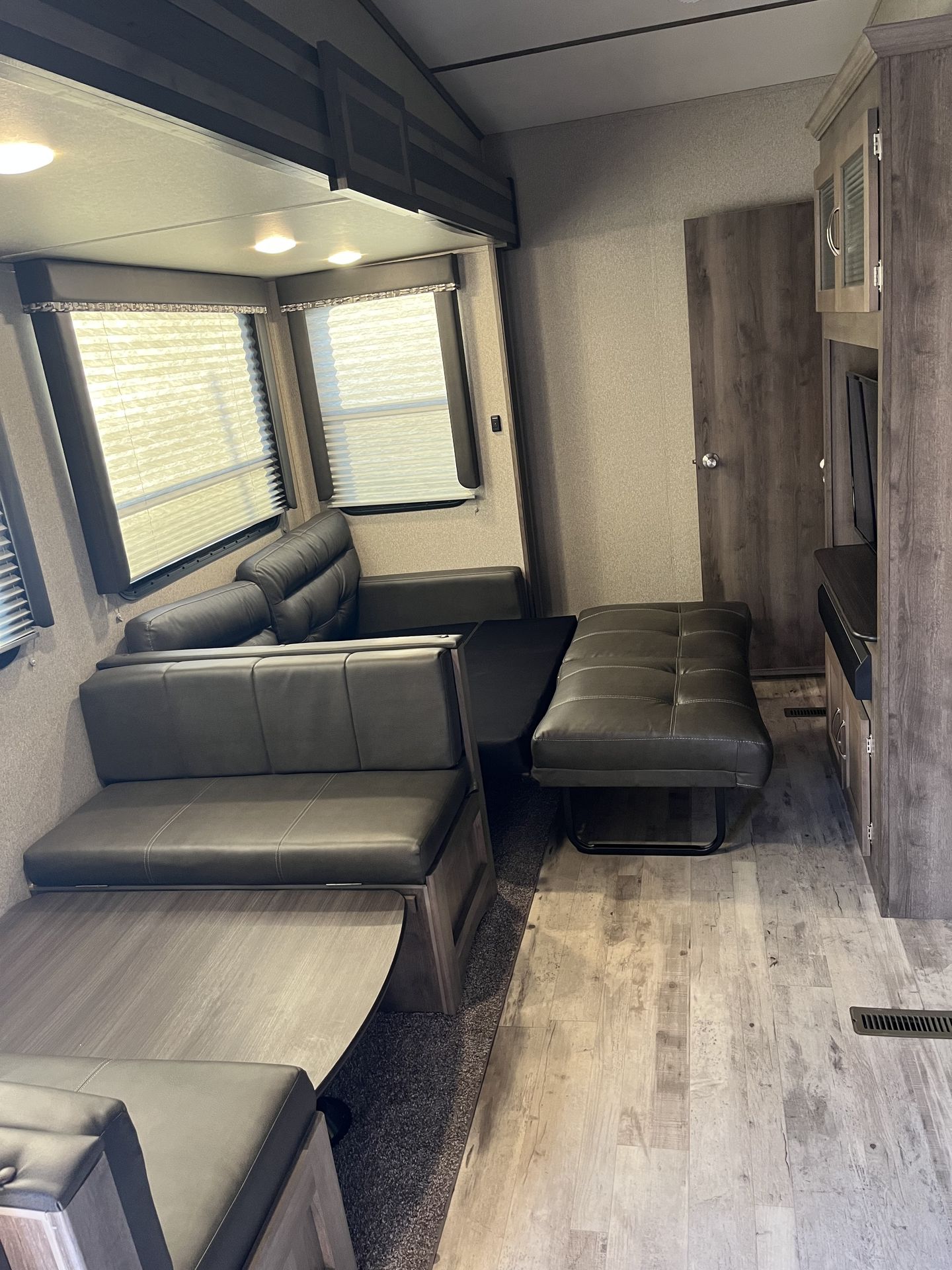 Photo 8 - 2019 Keystone Fifth Wheel rental photo 10
