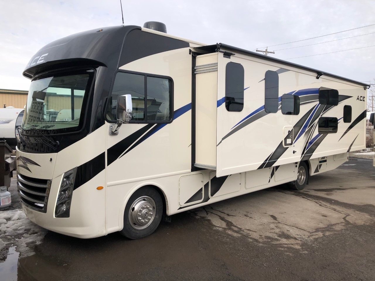 Photo 0 - 2022 Thor Class A Motorhome rental photo 2