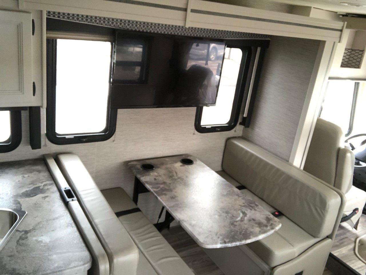 Photo 7 - 2022 Thor Class A Motorhome rental photo 9