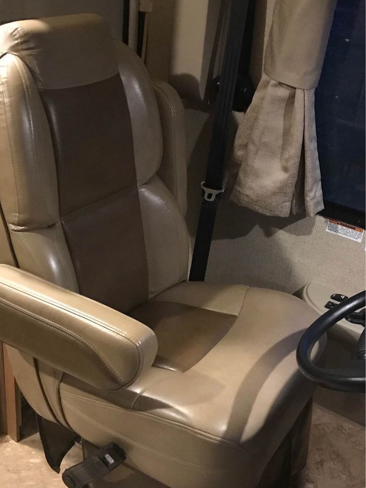 Photo 12 - 2017 Thor Class A Motorhome rental photo 14