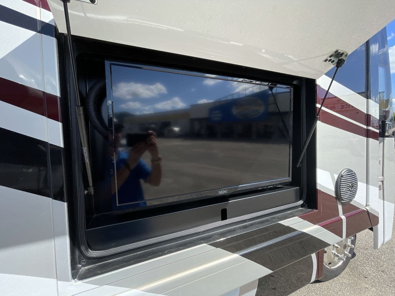 Photo 1 - 2017 Thor Class A Motorhome rental photo 3