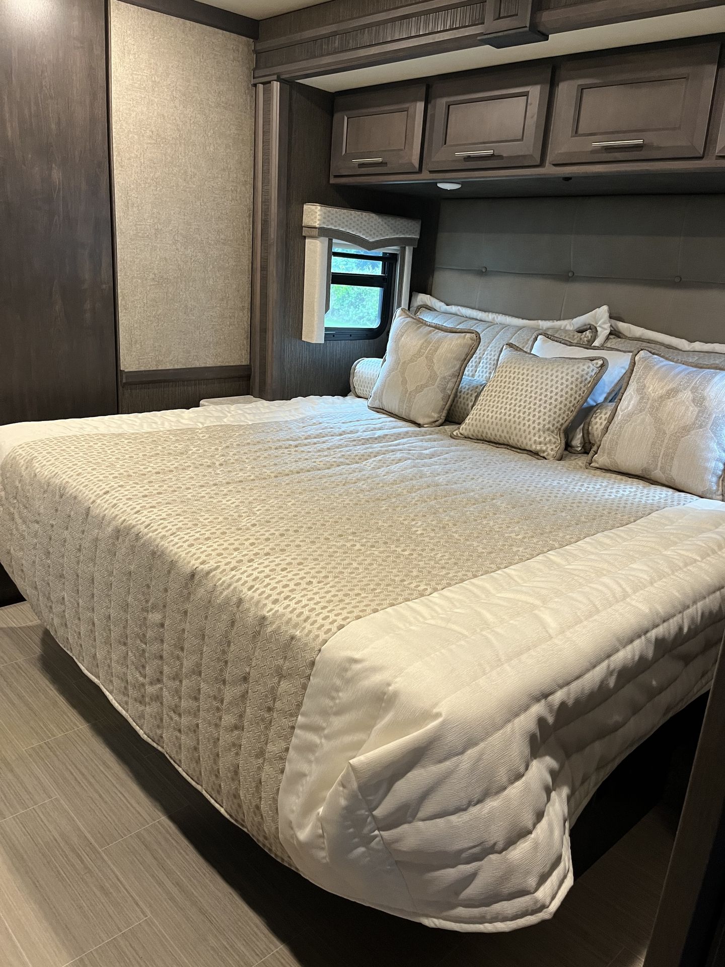 Photo 7 - 2021 Thor Motor Coach Class A Motorhome rental photo 9