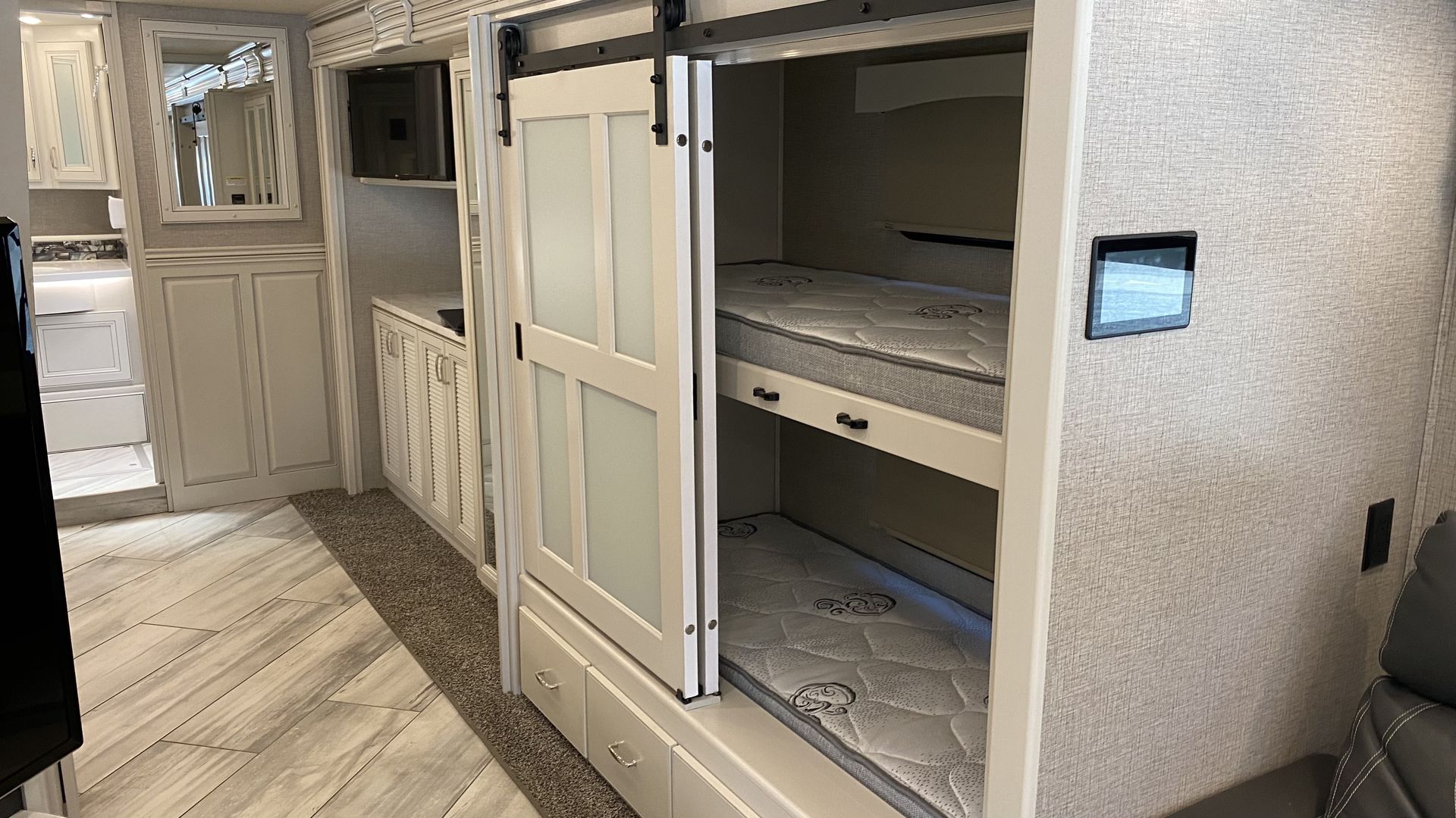 Photo 4 - 2022 Fleetwood Class A Motorhome rental photo 6