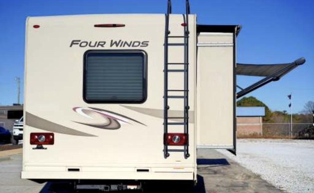 Photo 3 - 2019 Fourwinds Class C Motorhome rental photo 5